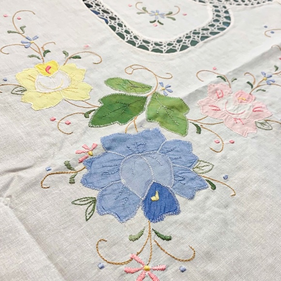 NEW Vintage Floral Embroidered Tablecloth + 8 Napkins - Picture 2 of 11